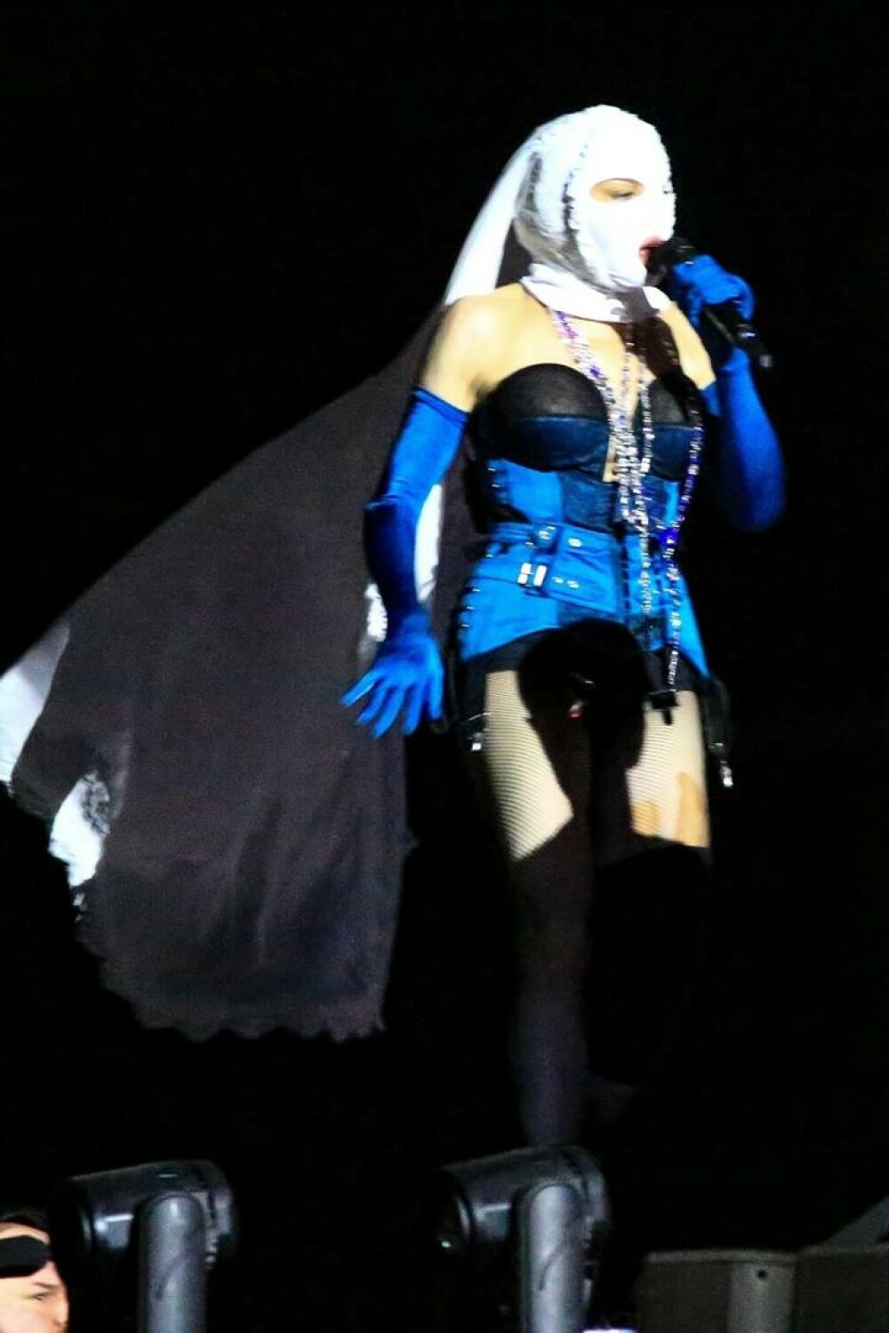 Madonna, apariție neobișnuită pe scenă. A cântat cu o cagulă pe cap | GALERIE FOTO - Imaginea 2