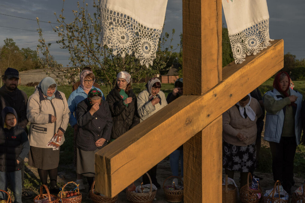 Al treilea Paşte în vreme de război. Ucrainienii au sărbătorit Învierea Domnului sub focuri de armă. FOTO - Imaginea 2