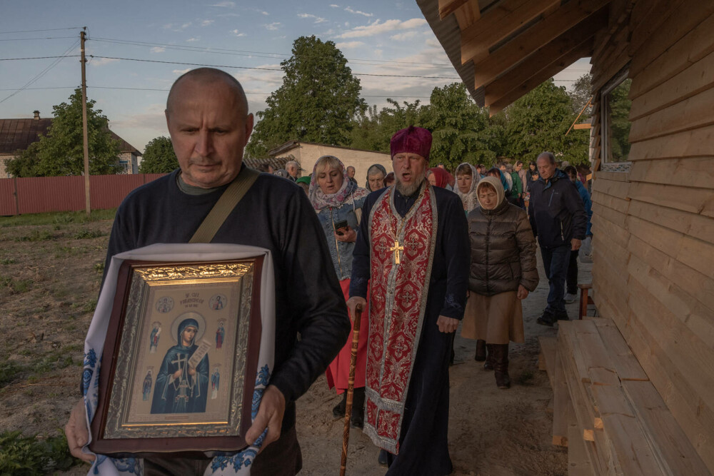 Al treilea Paşte în vreme de război. Ucrainienii au sărbătorit Învierea Domnului sub focuri de armă. FOTO - Imaginea 3