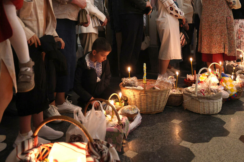 Al treilea Paşte în vreme de război. Ucrainienii au sărbătorit Învierea Domnului sub focuri de armă. FOTO - Imaginea 4