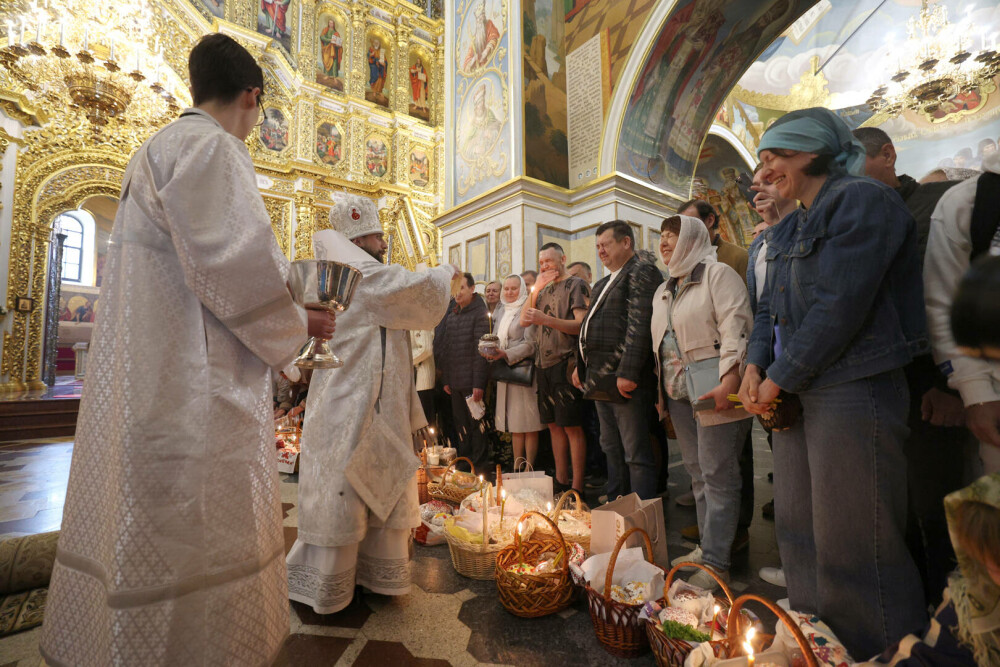 Al treilea Paşte în vreme de război. Ucrainienii au sărbătorit Învierea Domnului sub focuri de armă. FOTO - Imaginea 6