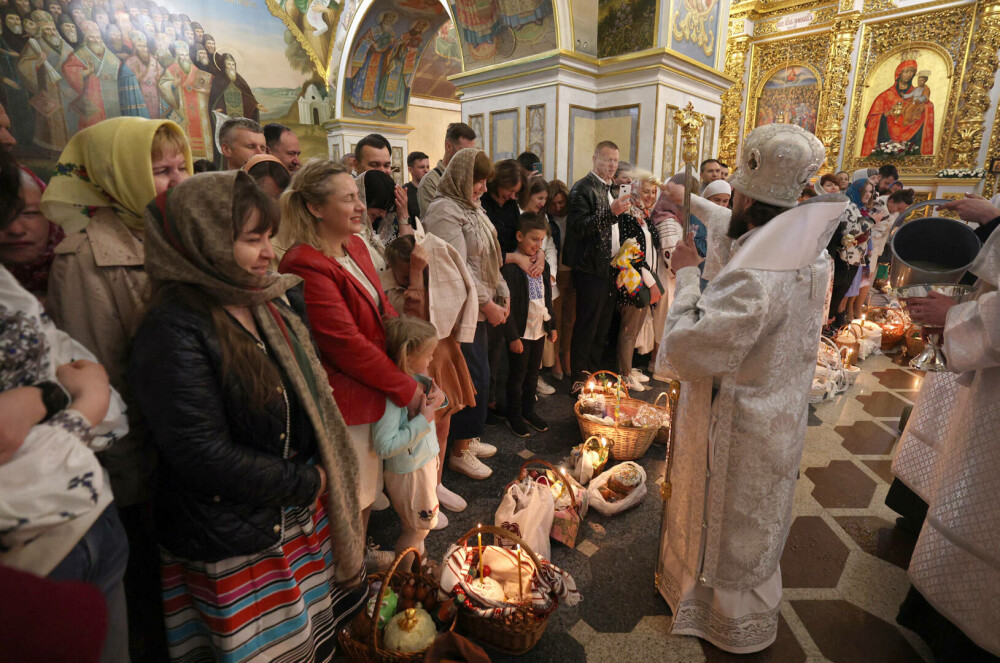 Al treilea Paşte în vreme de război. Ucrainienii au sărbătorit Învierea Domnului sub focuri de armă. FOTO - Imaginea 7