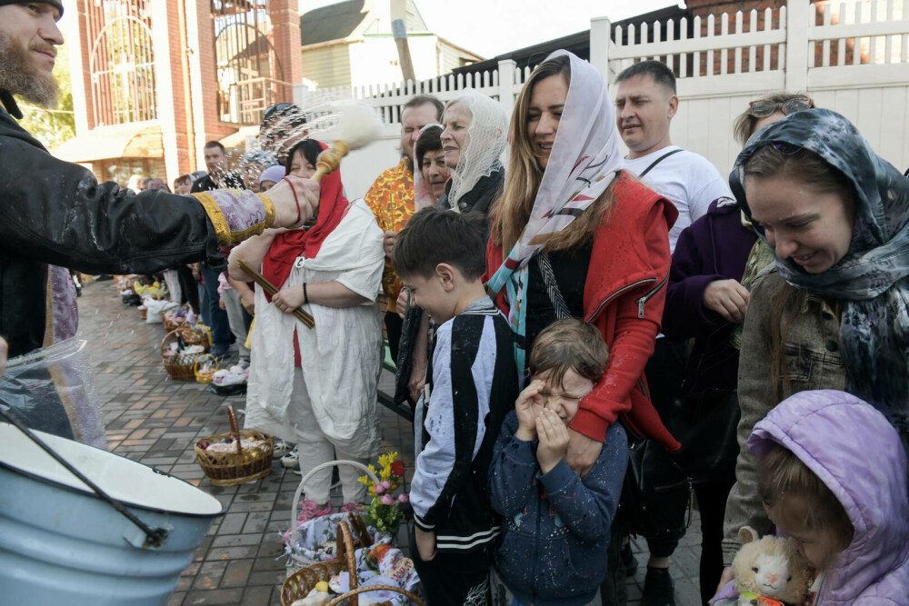 Al treilea Paşte în vreme de război. Ucrainienii au sărbătorit Învierea Domnului sub focuri de armă. FOTO - Imaginea 10