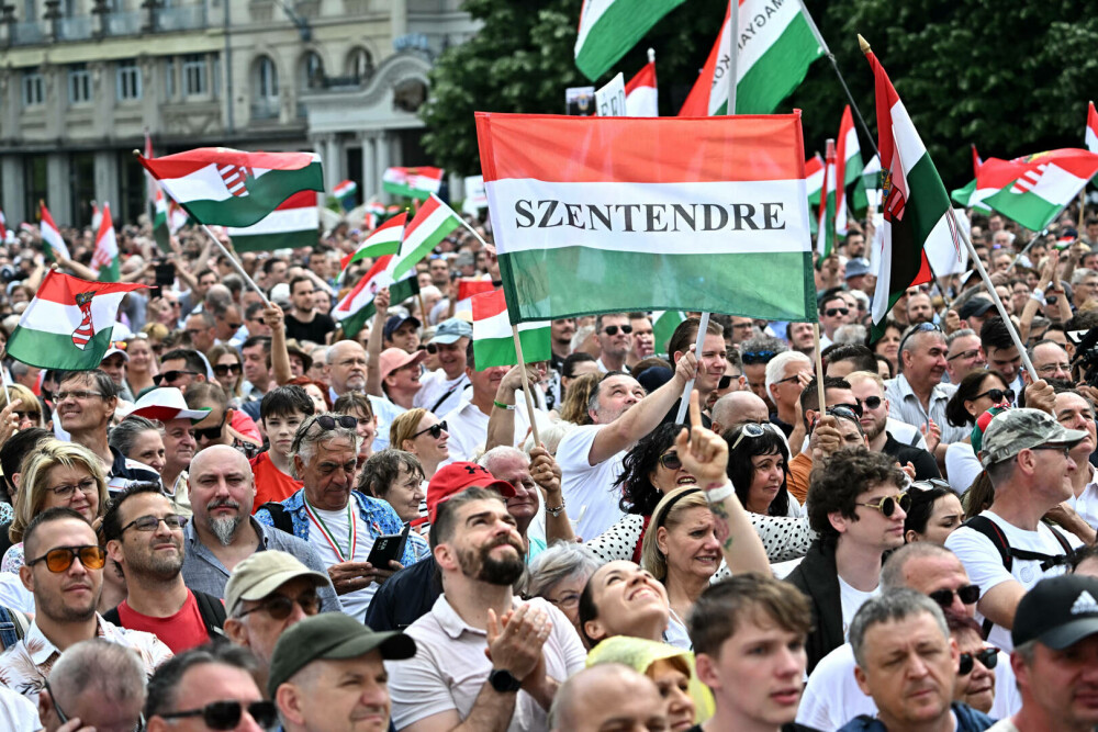 Tusenvis av mennesker demonstrerte mot Viktor Orban i et møte før valget.  FOTO - Bilde 4