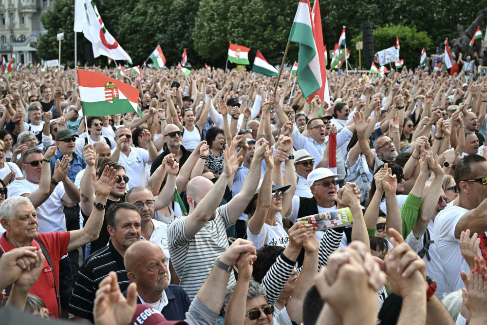Mii de persoane au manifestat împotriva lui Viktor Orban în cadrul unui miting organizat înainte de alegeri. FOTO - Imaginea 6