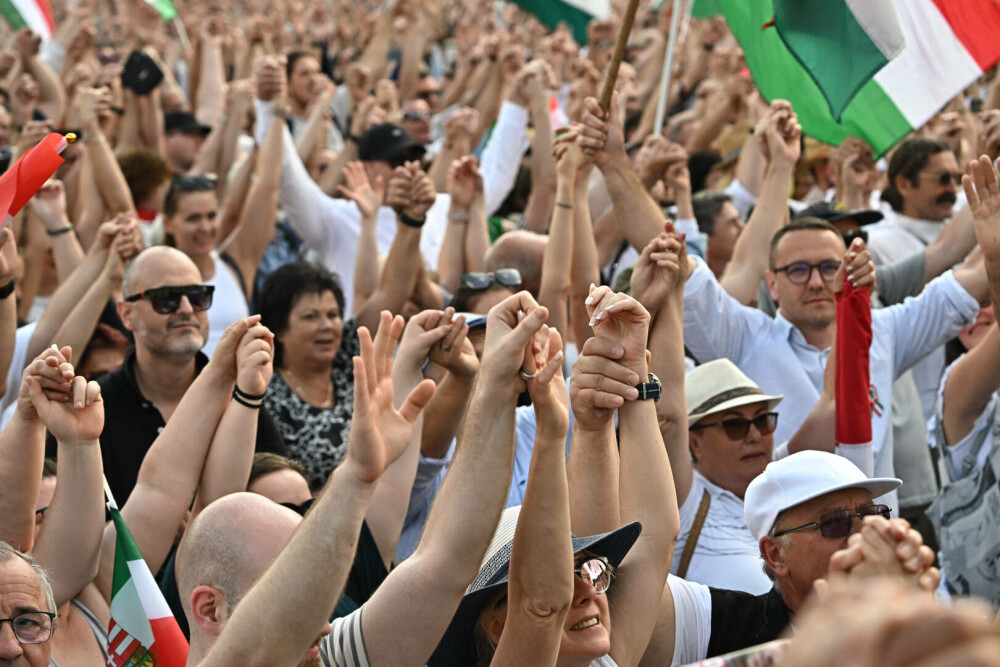 Tusenvis av mennesker demonstrerte mot Viktor Orban i et møte før valget.  FOTO - Bilde 7