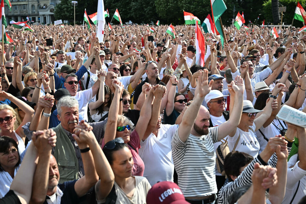 Tusenvis av mennesker demonstrerte mot Viktor Orban i et møte før valget.  FOTO - Bilde 8