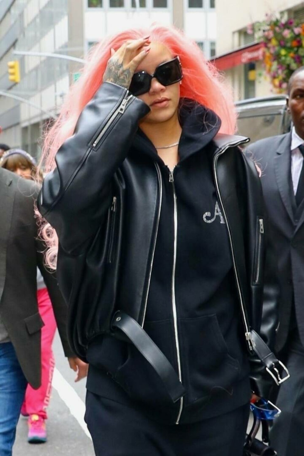 Rihanna și-a uimit fanii cu noul look. Cum a fost văzută vedeta pe străzile din New York înainte de Met Gala. GALERIE FOTO - Imaginea 1
