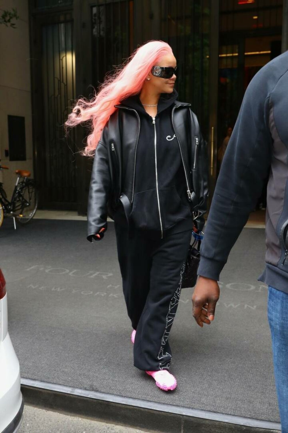 Rihanna și-a uimit fanii cu noul look. Cum a fost văzută vedeta pe străzile din New York înainte de Met Gala. GALERIE FOTO - Imaginea 3