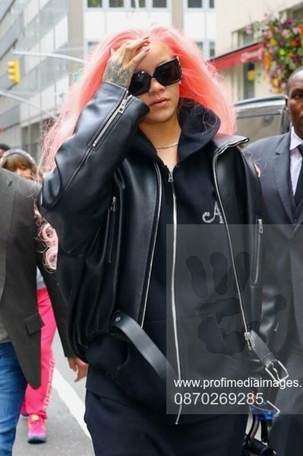 Rihanna și-a uimit fanii cu noul look. Cum a fost văzută vedeta pe străzile din New York înainte de Met Gala. GALERIE FOTO - Imaginea 4