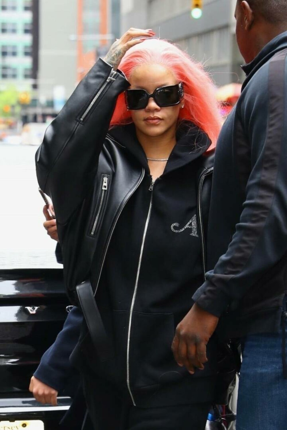 Rihanna și-a uimit fanii cu noul look. Cum a fost văzută vedeta pe străzile din New York înainte de Met Gala. GALERIE FOTO - Imaginea 5