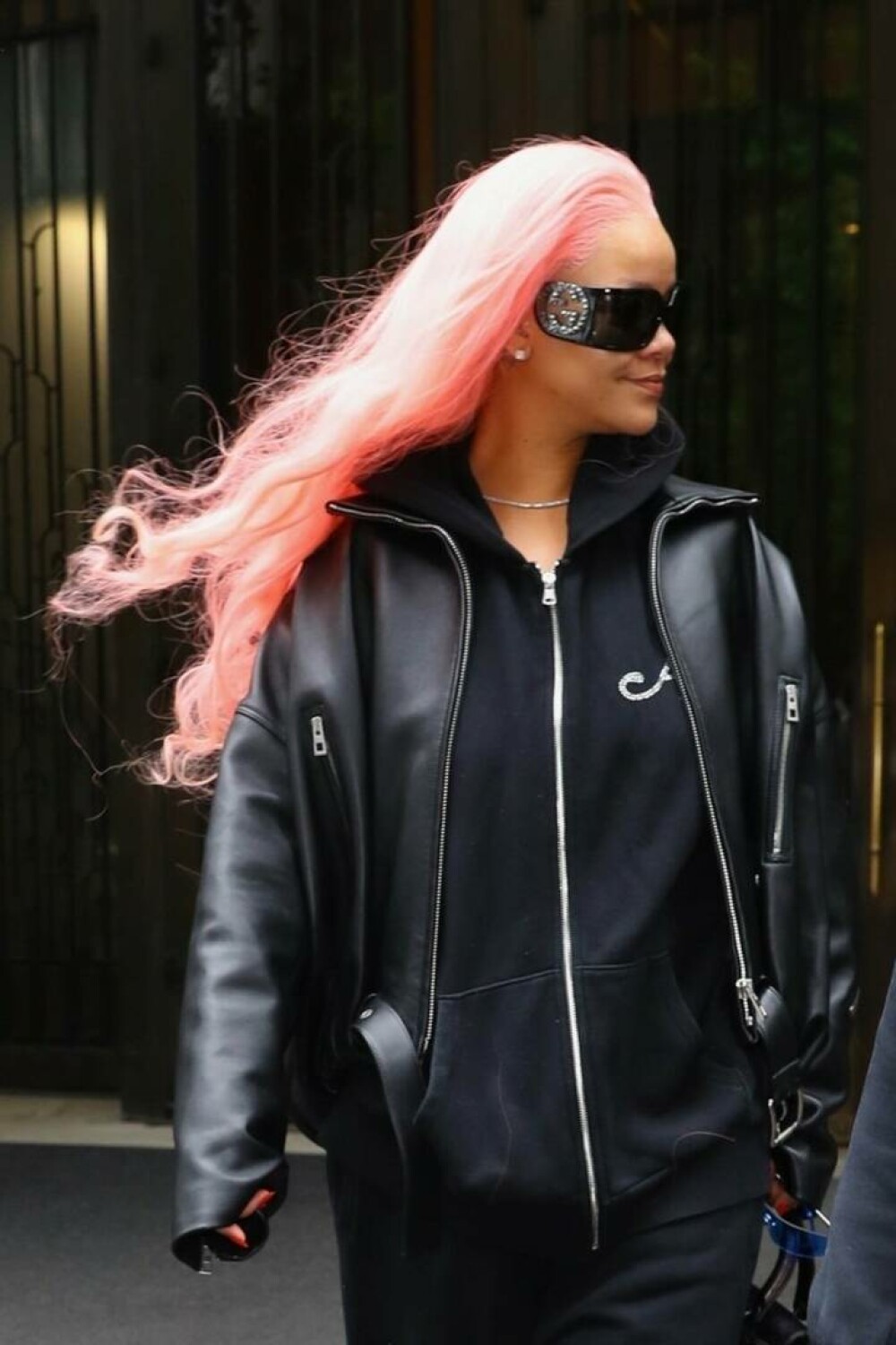 Rihanna și-a uimit fanii cu noul look. Cum a fost văzută vedeta pe străzile din New York înainte de Met Gala. GALERIE FOTO - Imaginea 6