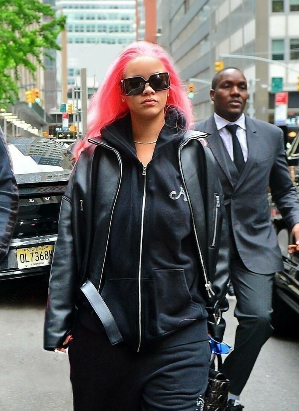 Rihanna și-a uimit fanii cu noul look. Cum a fost văzută vedeta pe străzile din New York înainte de Met Gala. GALERIE FOTO - Imaginea 7