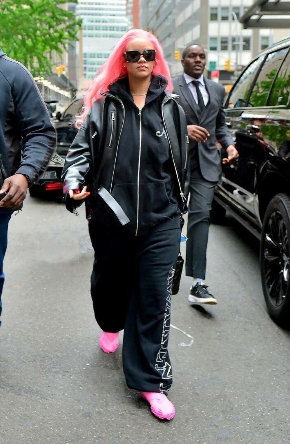 Rihanna și-a uimit fanii cu noul look. Cum a fost văzută vedeta pe străzile din New York înainte de Met Gala. GALERIE FOTO - Imaginea 8