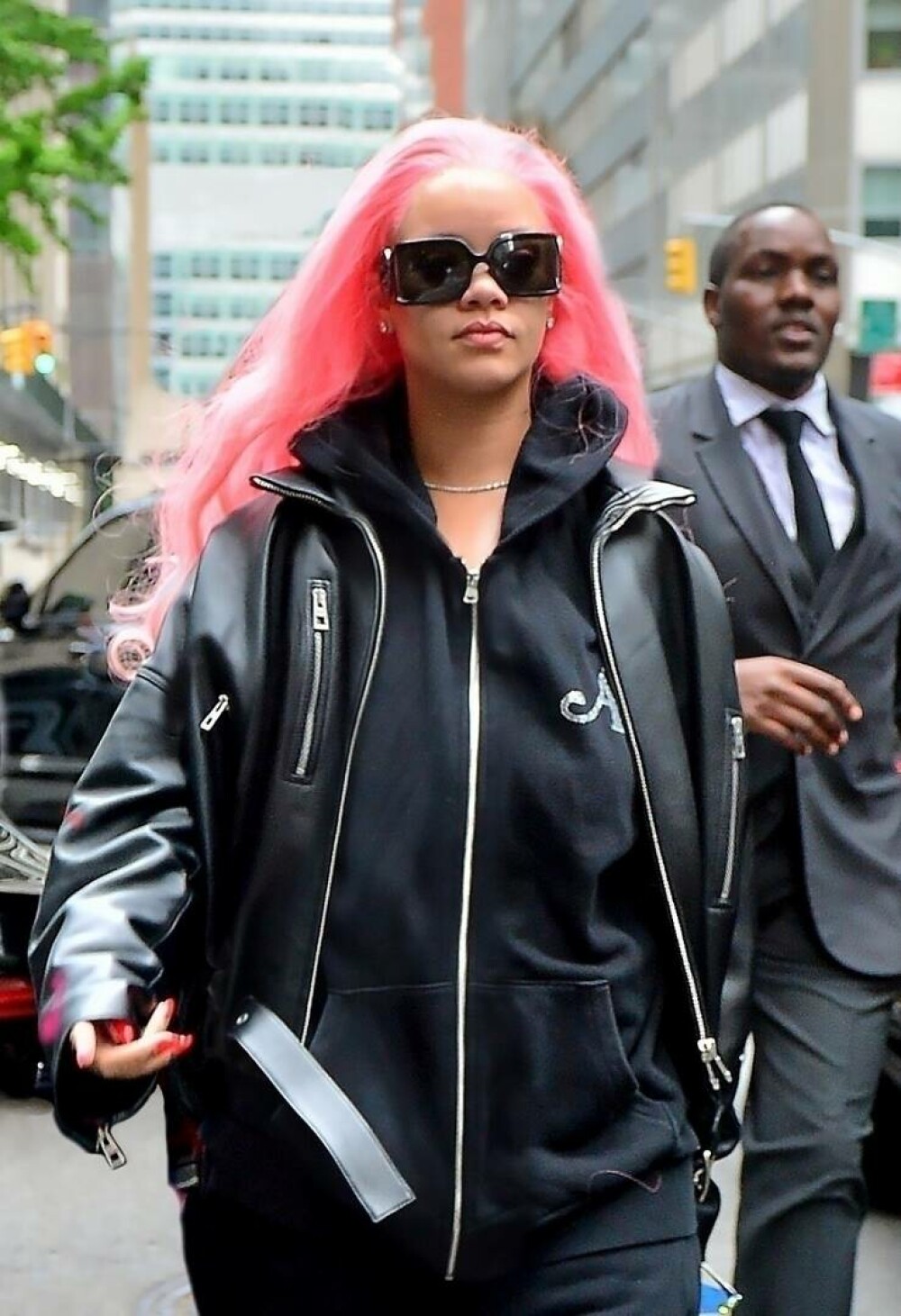 Rihanna și-a uimit fanii cu noul look. Cum a fost văzută vedeta pe străzile din New York înainte de Met Gala. GALERIE FOTO - Imaginea 9