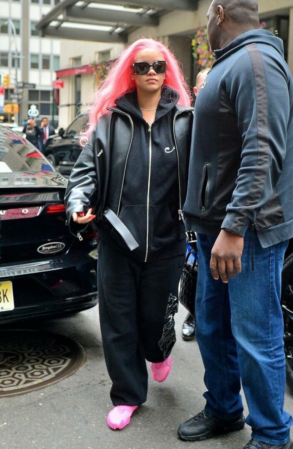 Rihanna și-a uimit fanii cu noul look. Cum a fost văzută vedeta pe străzile din New York înainte de Met Gala. GALERIE FOTO - Imaginea 10