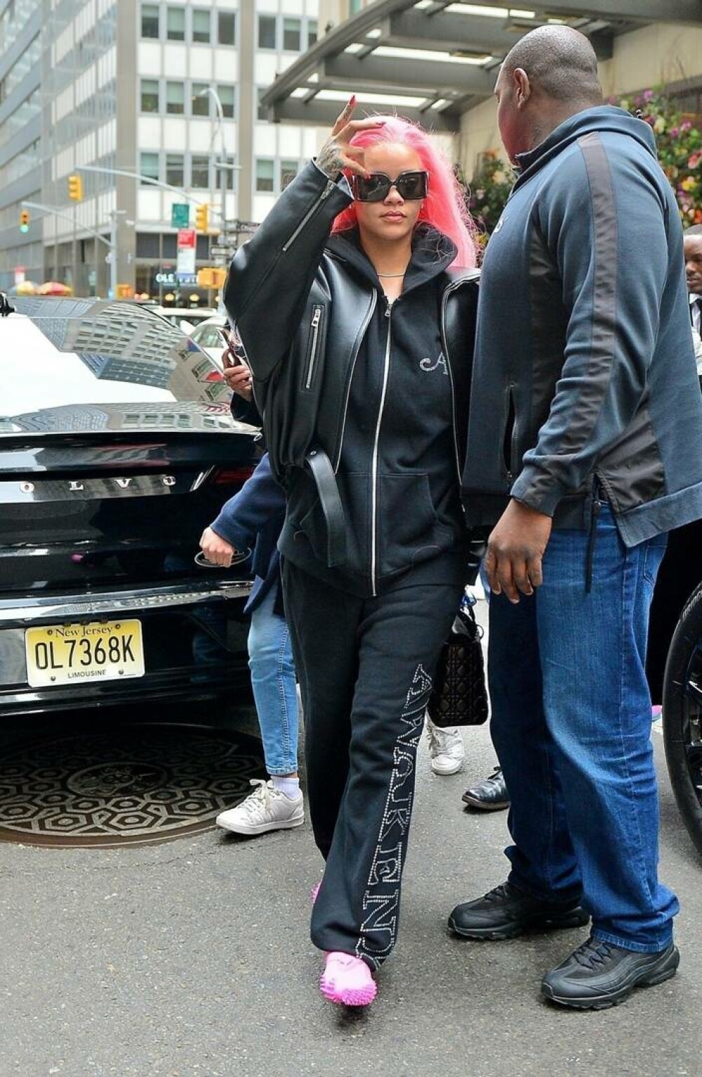 Rihanna și-a uimit fanii cu noul look. Cum a fost văzută vedeta pe străzile din New York înainte de Met Gala. GALERIE FOTO - Imaginea 11