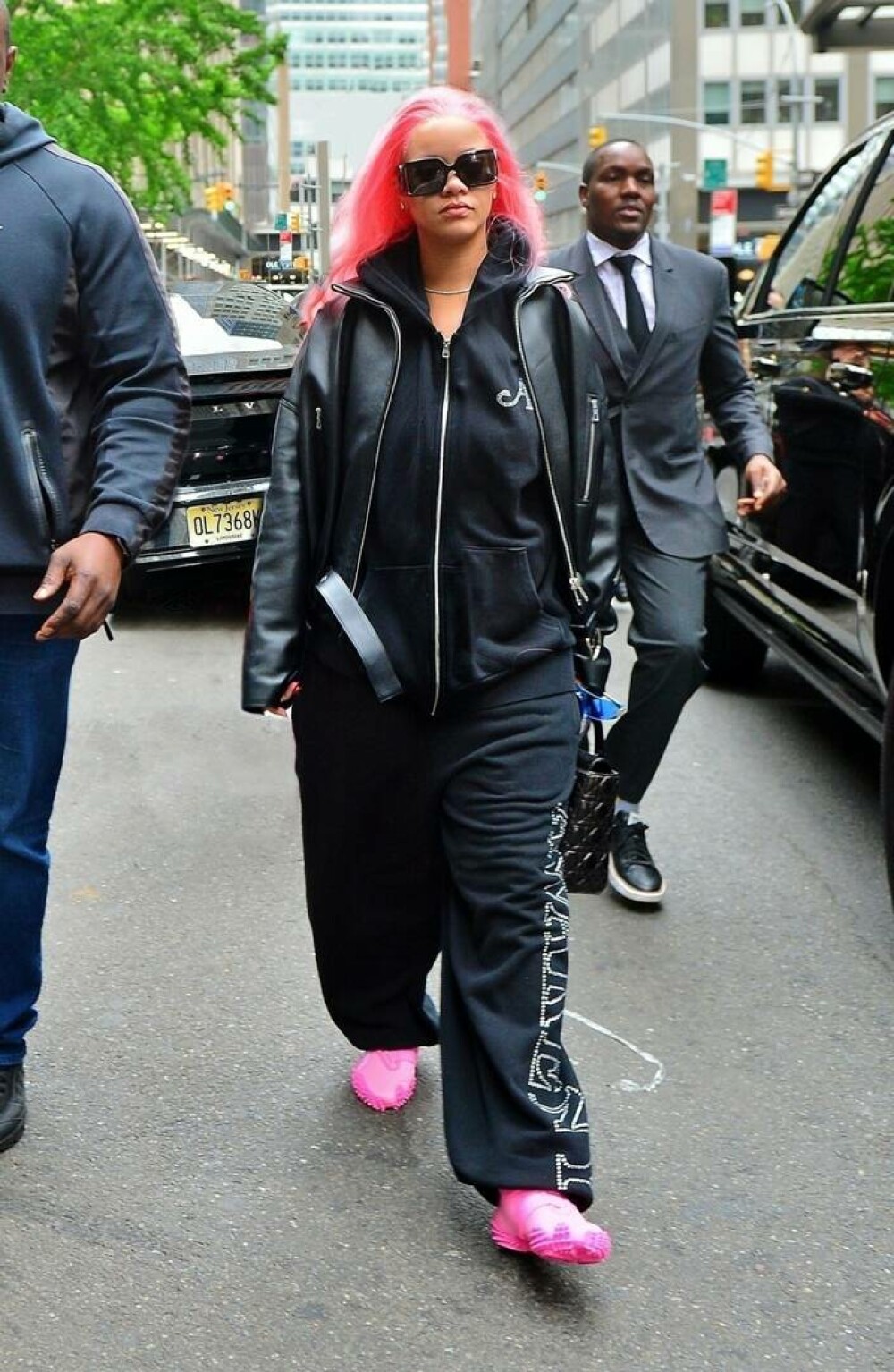 Rihanna și-a uimit fanii cu noul look. Cum a fost văzută vedeta pe străzile din New York înainte de Met Gala. GALERIE FOTO - Imaginea 12