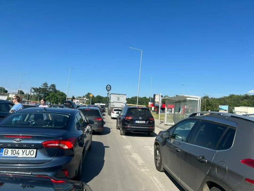 Coloane de maşini de kilometri la intrarea în țară dinspre Bulgaria. Sute de români se întorc acasă după vacanţa de Paşte - Imaginea 1