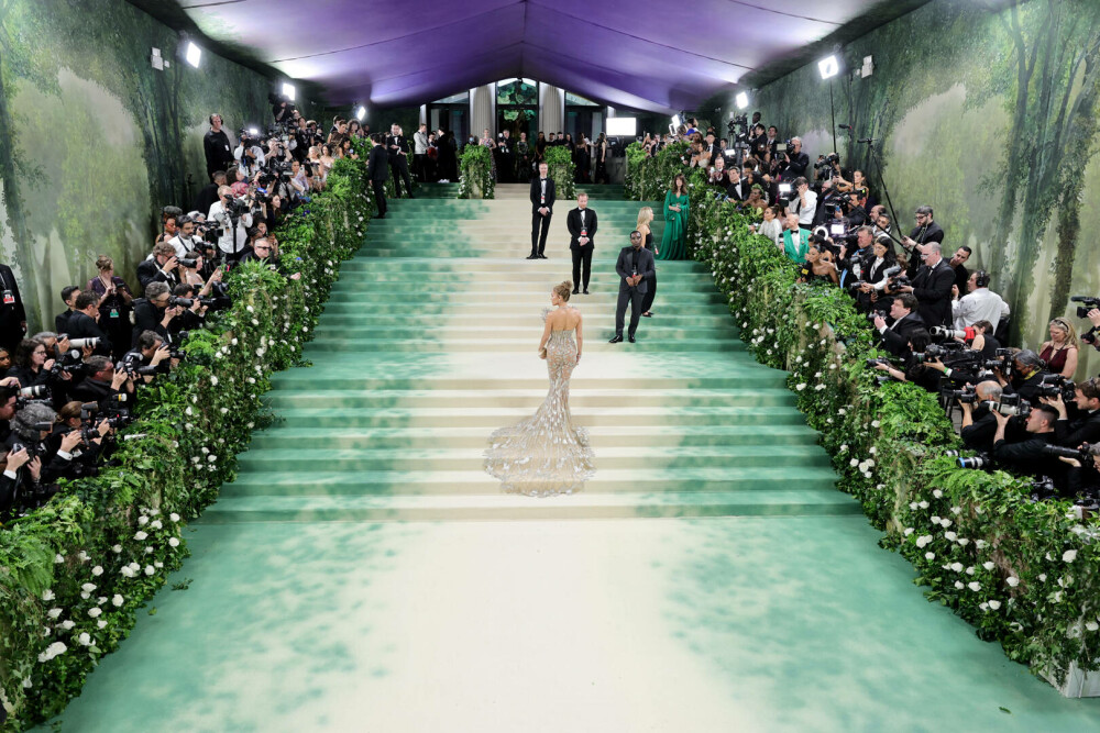 Met Gala 2024. Apariții extravagante la cea mai mare petrecere de modă a anului. J. Lo a purtat o rochie transparentă | FOTO - Imaginea 15