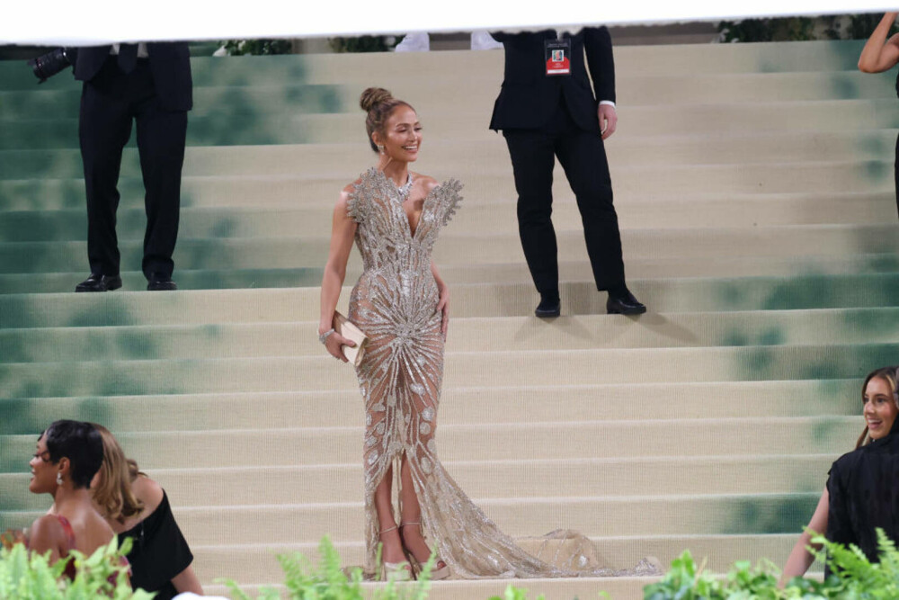 Met Gala 2024. Apariții extravagante la cea mai mare petrecere de modă a anului. J. Lo a purtat o rochie transparentă | FOTO - Imaginea 17