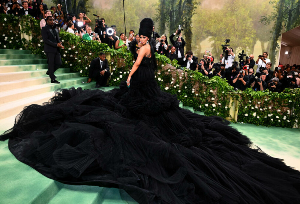 Met Gala 2024. Apariții extravagante la cea mai mare petrecere de modă a anului. J. Lo a purtat o rochie transparentă | FOTO - Imaginea 40