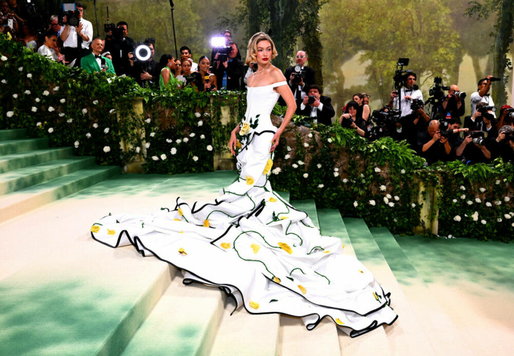 Met Gala 2024. Apariții extravagante la cea mai mare petrecere de modă a anului. J. Lo a purtat o rochie transparentă | FOTO - Imaginea 54