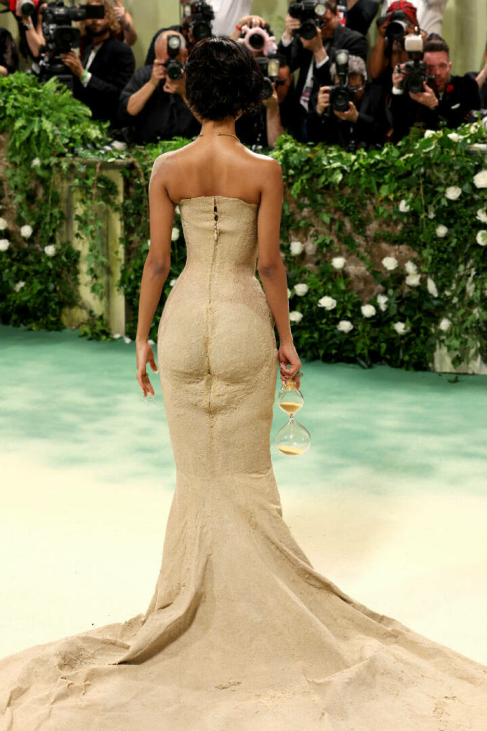 Met Gala 2024. Apariții extravagante la cea mai mare petrecere de modă a anului. J. Lo a purtat o rochie transparentă | FOTO - Imaginea 76