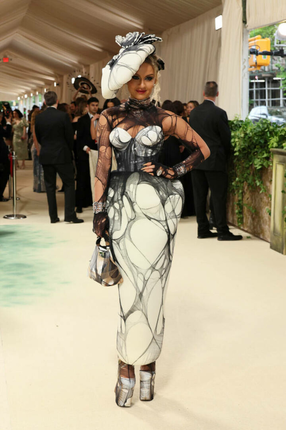 Met Gala 2024. Apariții extravagante la cea mai mare petrecere de modă a anului. J. Lo a purtat o rochie transparentă | FOTO - Imaginea 80