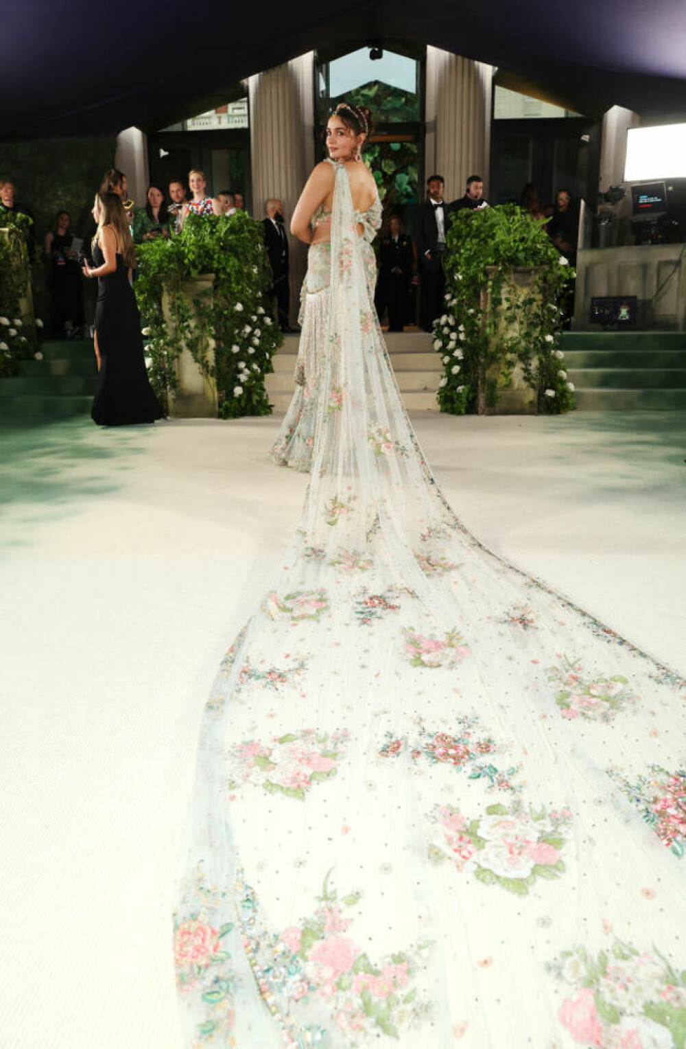 Met Gala 2024. Apariții extravagante la cea mai mare petrecere de modă a anului. J. Lo a purtat o rochie transparentă | FOTO - Imaginea 83