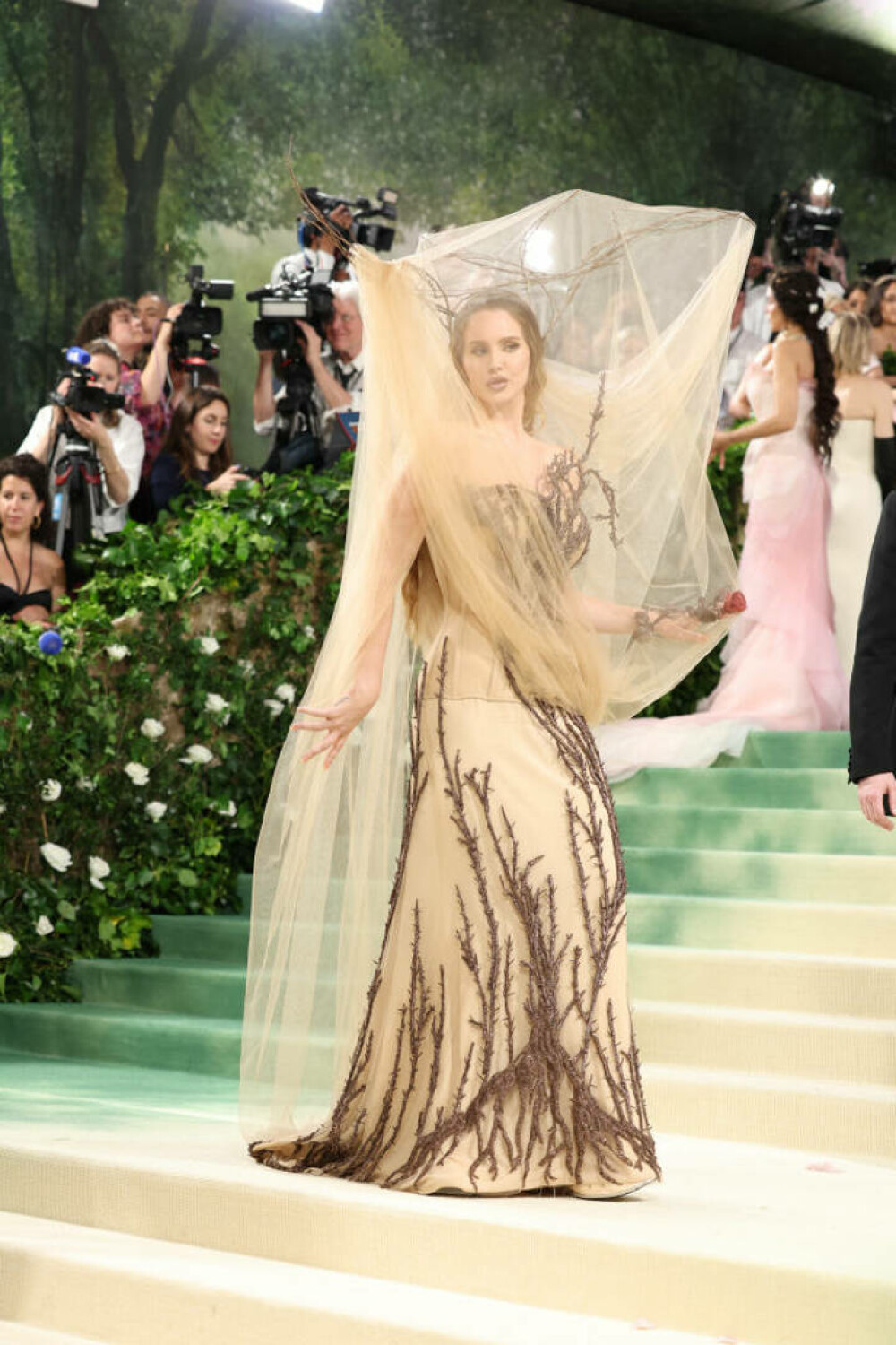 Met Gala 2024. Apariții extravagante la cea mai mare petrecere de modă a anului. J. Lo a purtat o rochie transparentă | FOTO - Imaginea 94
