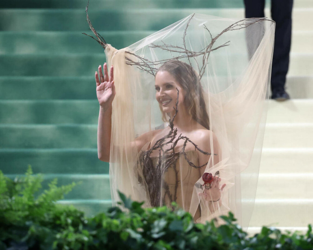 Met Gala 2024. Apariții extravagante la cea mai mare petrecere de modă a anului. J. Lo a purtat o rochie transparentă | FOTO - Imaginea 95