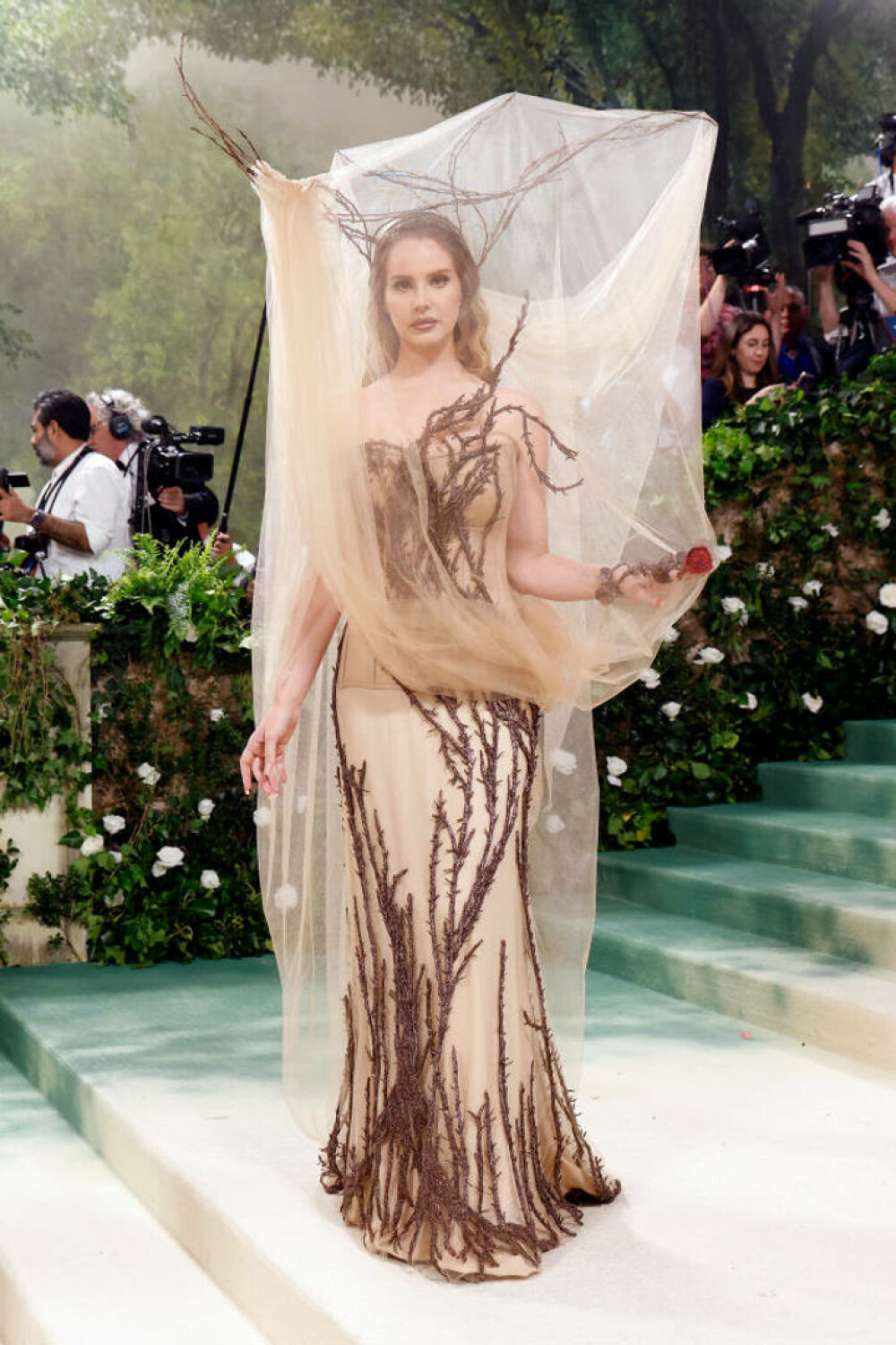 Met Gala 2024. Apariții extravagante la cea mai mare petrecere de modă a anului. J. Lo a purtat o rochie transparentă | FOTO - Imaginea 97
