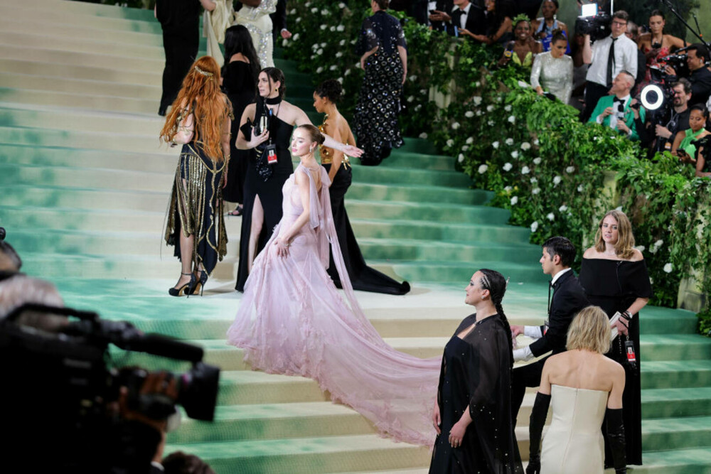 Met Gala 2024. Apariții extravagante la cea mai mare petrecere de modă a anului. J. Lo a purtat o rochie transparentă | FOTO - Imaginea 100