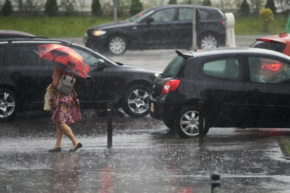 Furtună în București. Zonele din Capitală afectate ploaia torențială cu grindină | FOTO - Imaginea 1