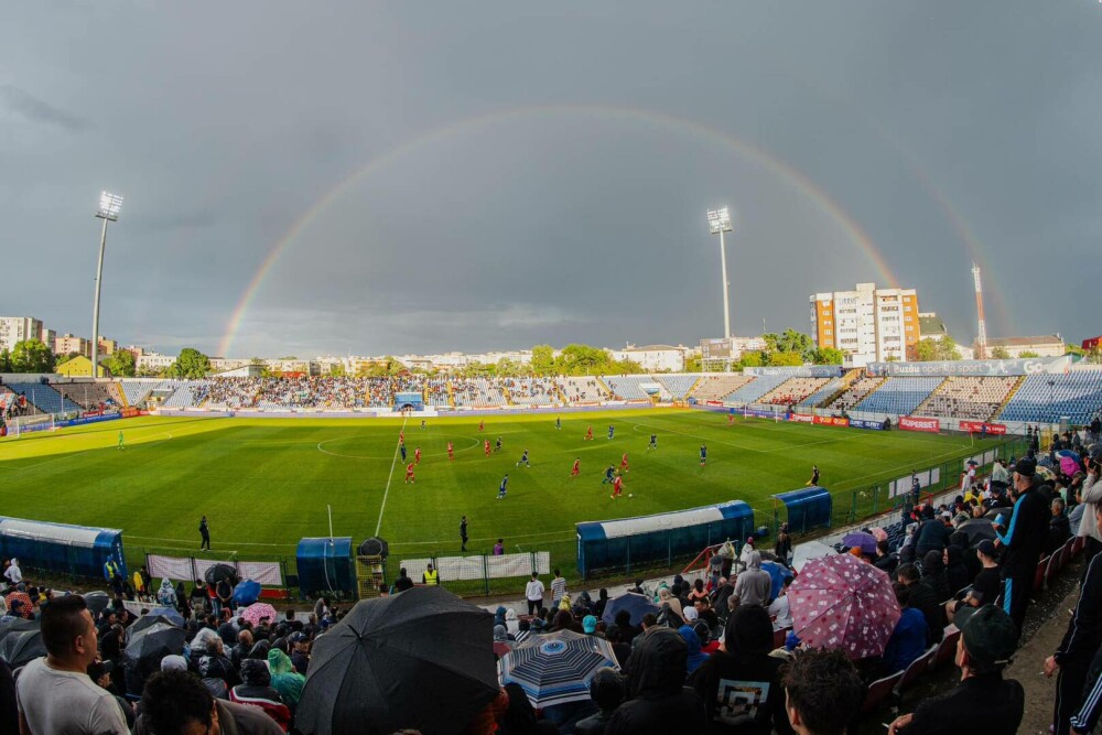 Marcel Ciolacu, na vrhuncu sreće nakon promocije Glorije Buzău u Superligu.  Kako je premijer pozirao na stadionu FOTO - Slika 2