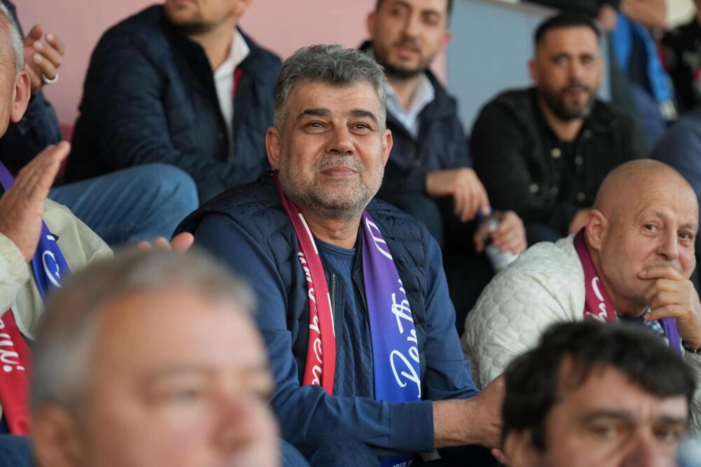 Marcel Ciolacu, în culmea fericirii după ce Gloria Buzău a promovat în Superligă. Cum s-a pozat premierul pe stadion FOTO - Imaginea 3