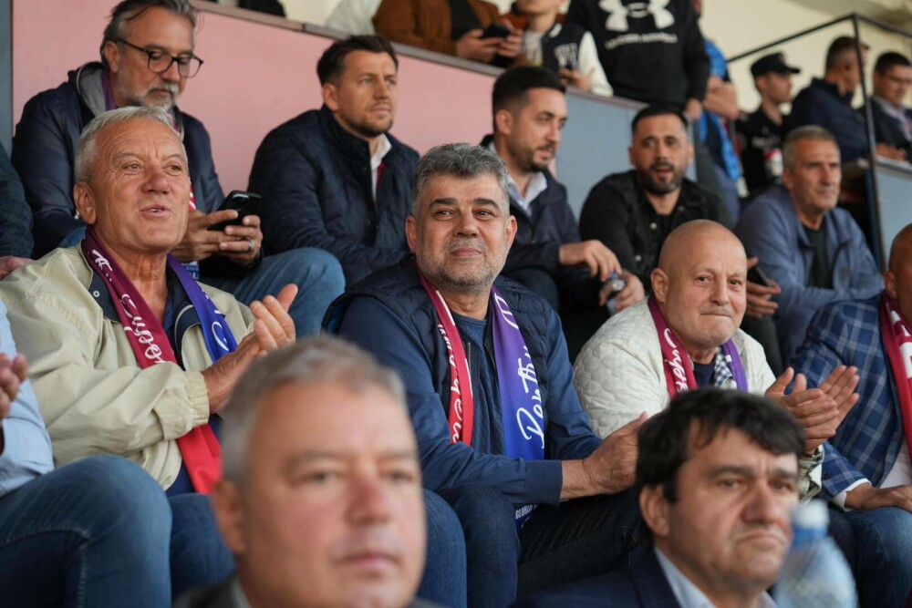 Marcel Ciolacu, în culmea fericirii după ce Gloria Buzău a promovat în Superligă. Cum s-a pozat premierul pe stadion FOTO - Imaginea 4