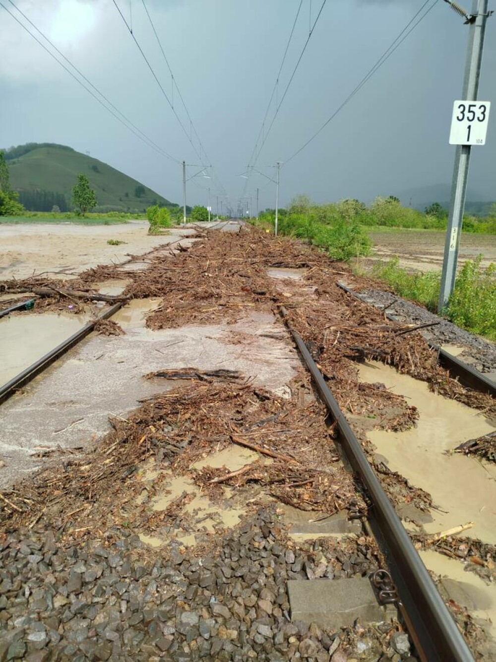 Ploile au făcut ravagii în Sibiu. Traficul feroviar a fost întrerupt de viituri, iar 11 gospodării au fost inundate - Imaginea 2