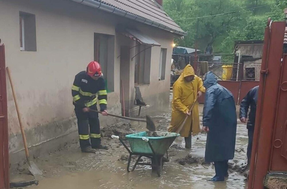 Ploile au făcut ravagii în Sibiu. Traficul feroviar a fost întrerupt de viituri, iar 11 gospodării au fost inundate - Imaginea 4