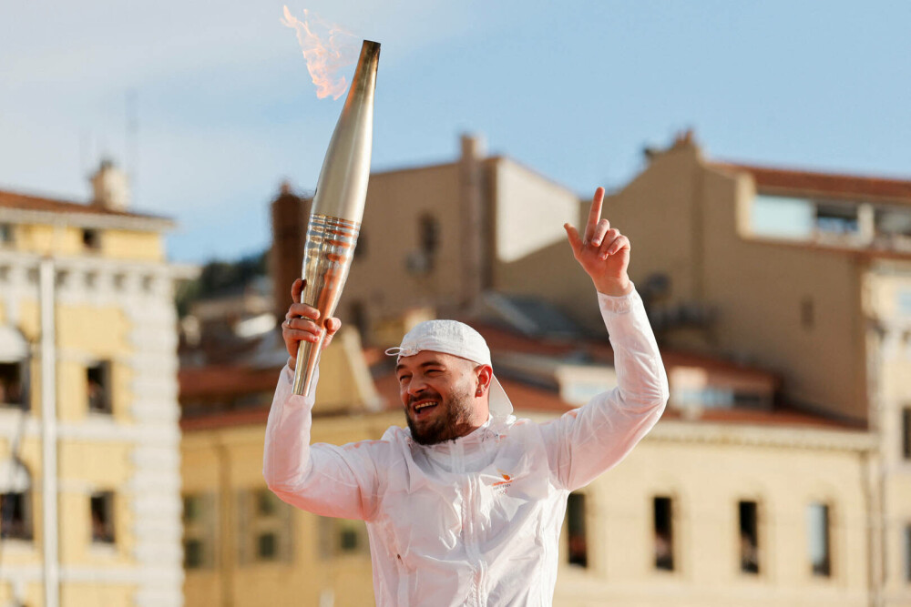 Momente spectaculoase la Marsilia. Flacăra olimpică a ajuns în Franţa, după o paradă maritimă grandioasă - Imaginea 1
