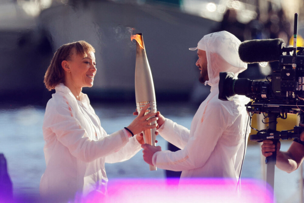 Momente spectaculoase la Marsilia. Flacăra olimpică a ajuns în Franţa, după o paradă maritimă grandioasă - Imaginea 2