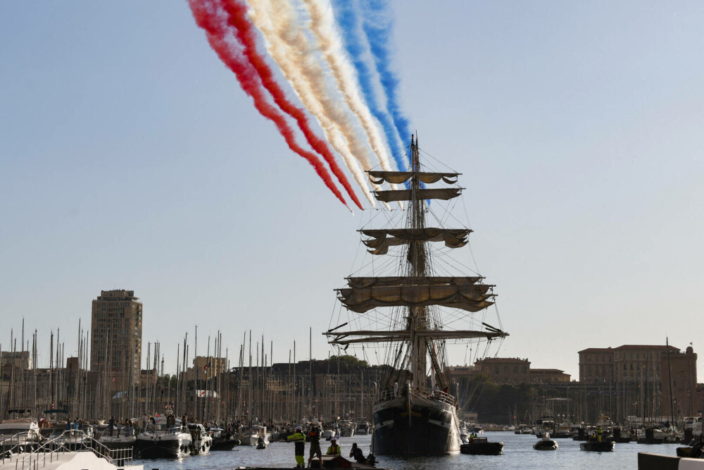 Momente spectaculoase la Marsilia. Flacăra olimpică a ajuns în Franţa, după o paradă maritimă grandioasă - Imaginea 4