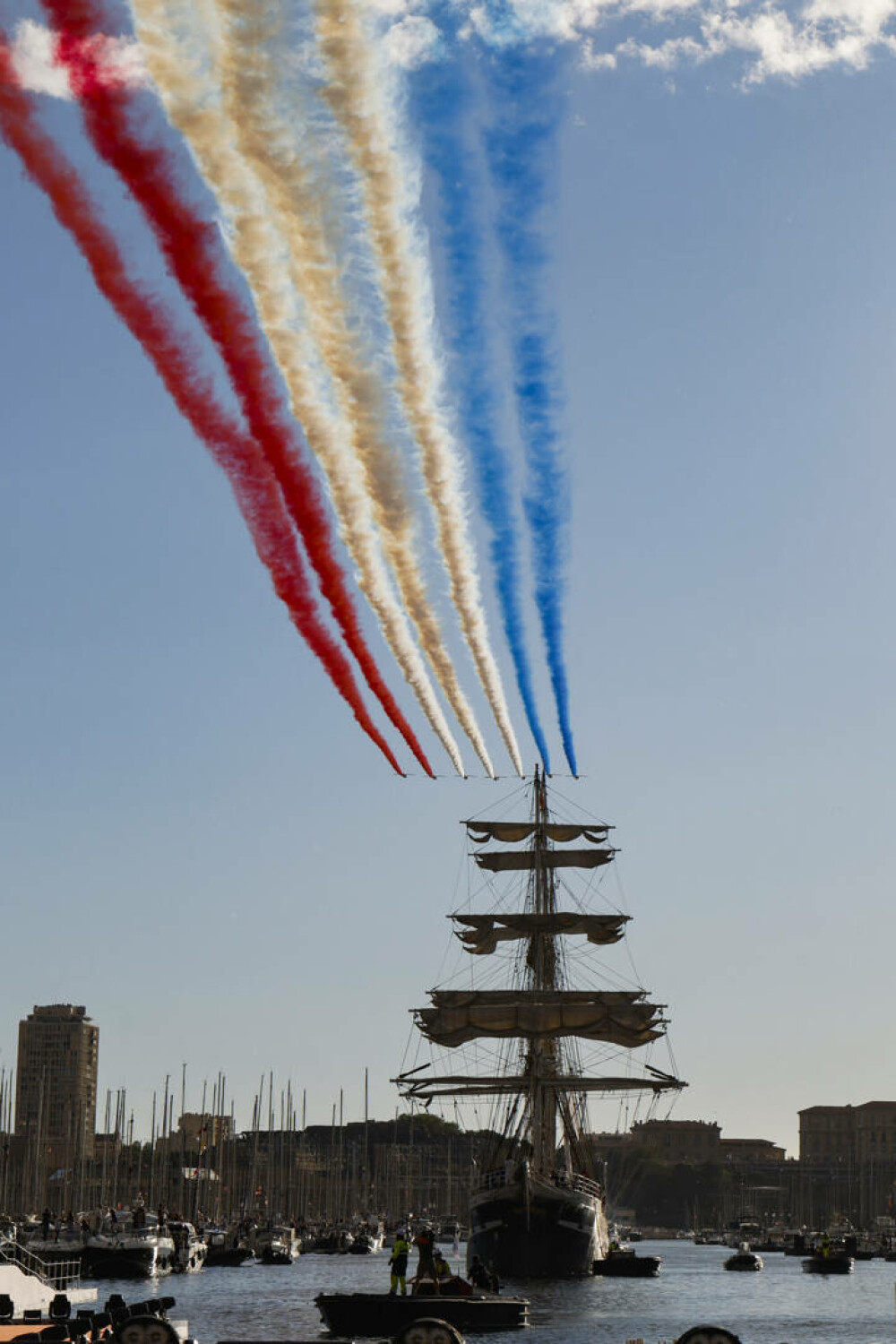 Momente spectaculoase la Marsilia. Flacăra olimpică a ajuns în Franţa, după o paradă maritimă grandioasă - Imaginea 5