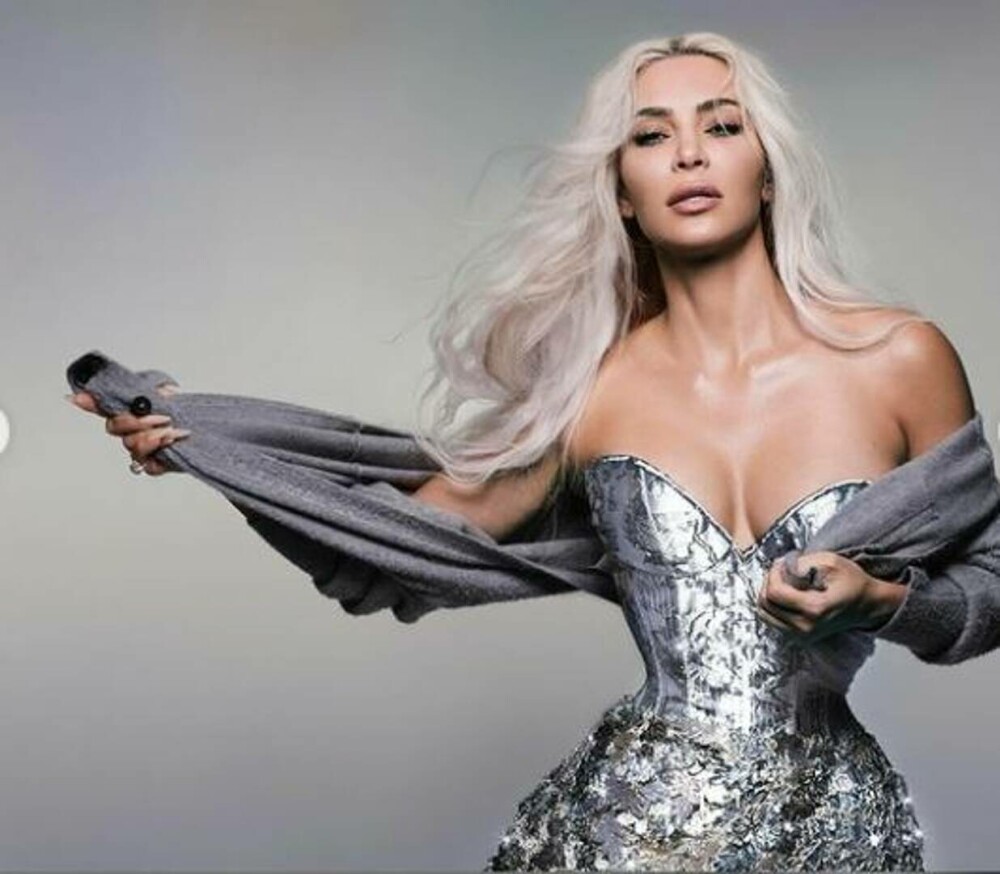 „Câte coaste și-a scos?”. Controversa din jurul corsetului lui Kim Kardashian care i-a făcut o talie minusculă | FOTO - Imaginea 9