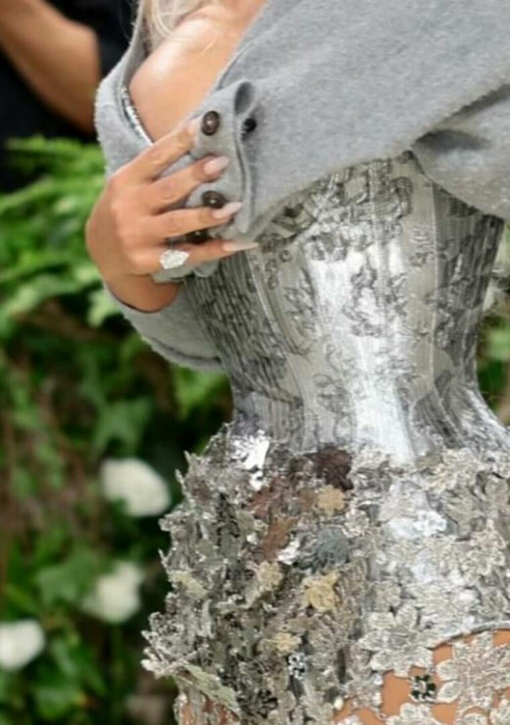„Câte coaste și-a scos?”. Controversa din jurul corsetului lui Kim Kardashian care i-a făcut o talie minusculă | FOTO - Imaginea 16