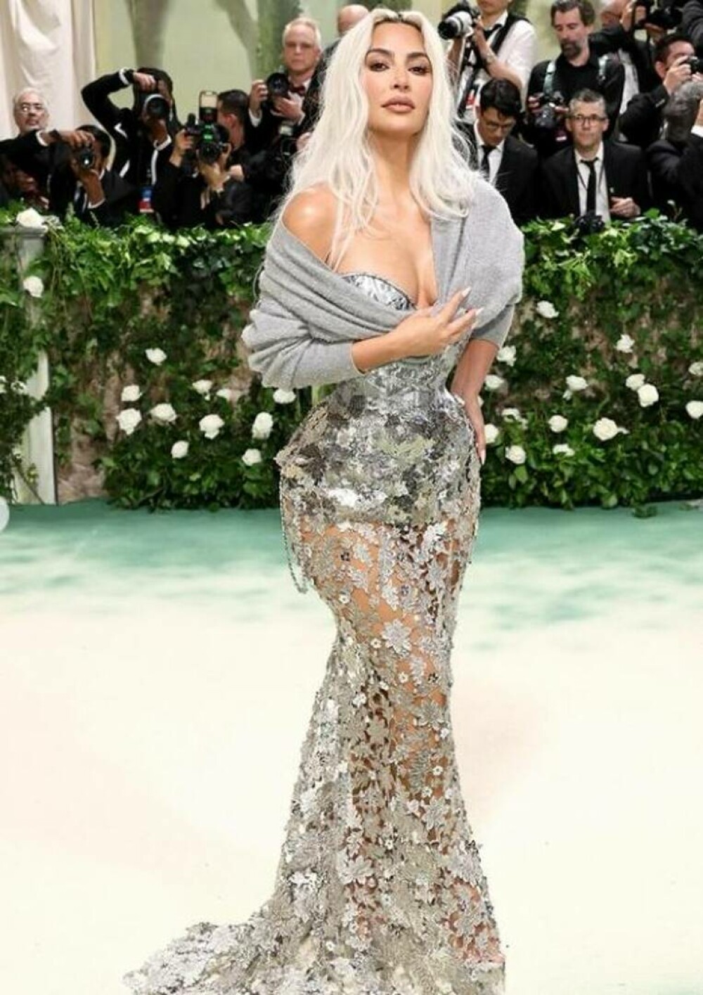 „Câte coaste și-a scos?”. Controversa din jurul corsetului lui Kim Kardashian care i-a făcut o talie minusculă | FOTO - Imaginea 19