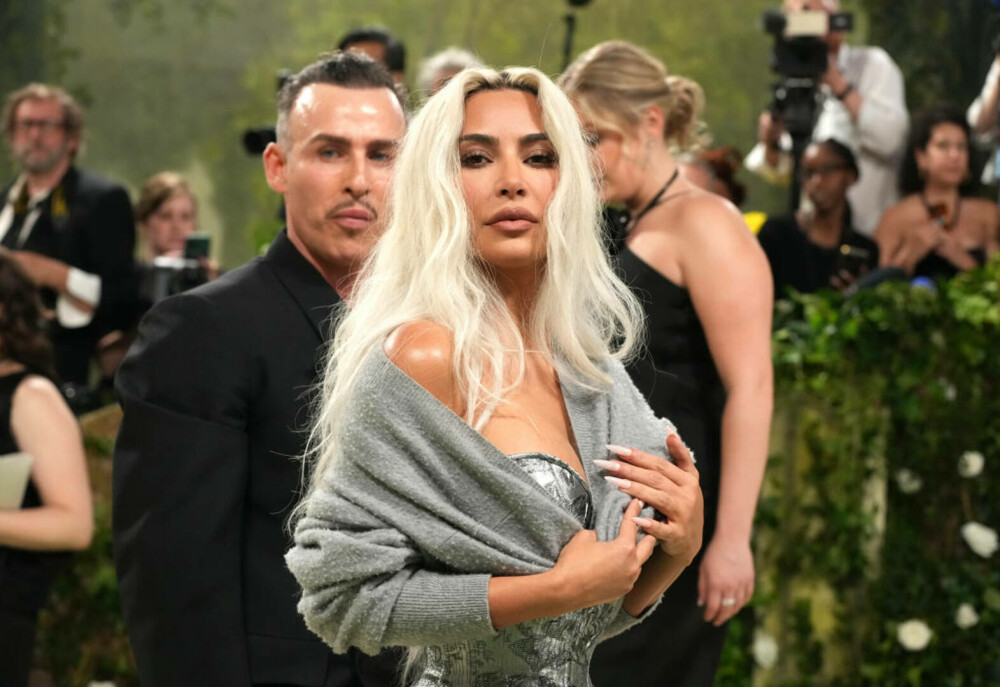 „Câte coaste și-a scos?”. Controversa din jurul corsetului lui Kim Kardashian care i-a făcut o talie minusculă | FOTO - Imaginea 26