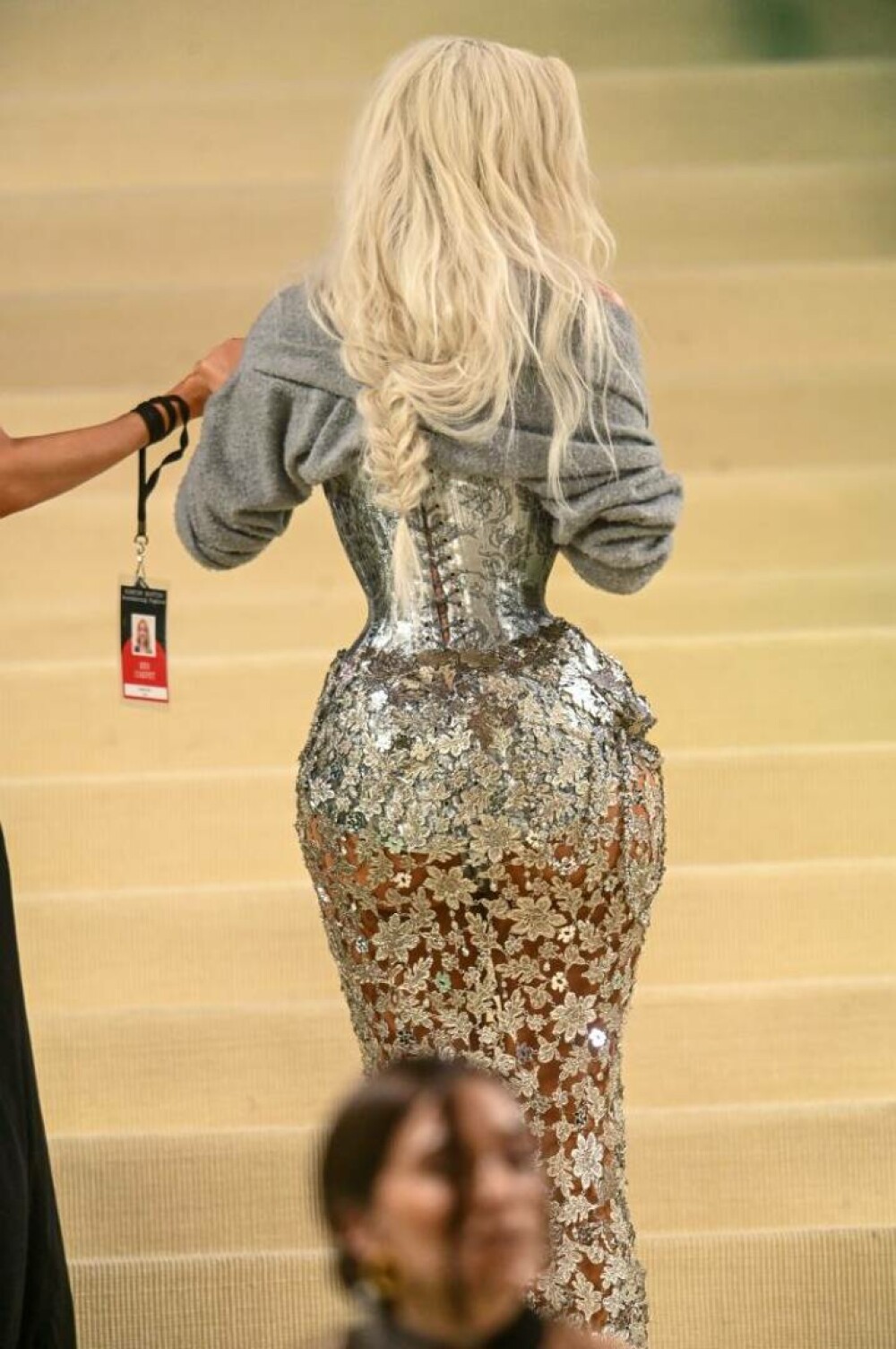 „Câte coaste și-a scos?”. Controversa din jurul corsetului lui Kim Kardashian care i-a făcut o talie minusculă | FOTO - Imaginea 32