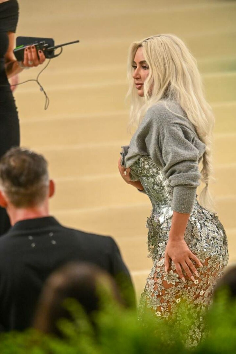 „Câte coaste și-a scos?”. Controversa din jurul corsetului lui Kim Kardashian care i-a făcut o talie minusculă | FOTO - Imaginea 33